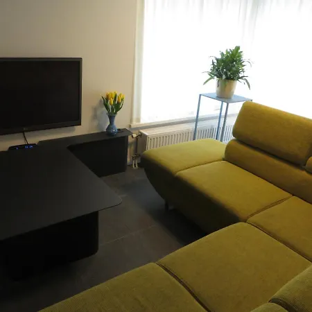 Gerenoveerd Huisje Gelegen Aan Water Bij Bos Hébergement de vacances *