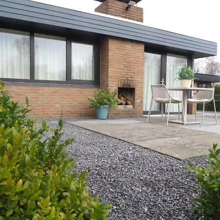 Gerenoveerd Huisje Gelegen Aan Water Bij Bos Hébergement de vacances