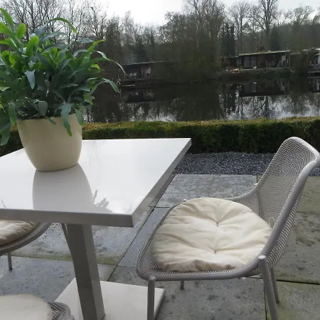 Hébergement de vacances Gerenoveerd Huisje Gelegen Aan Water Bij Bos *