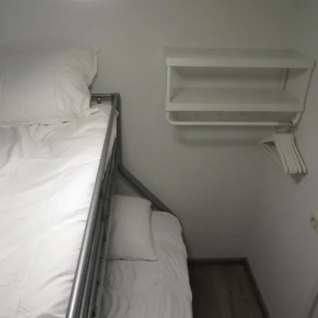 Hébergement de vacances Gerenoveerd Huisje Gelegen Aan Water Bij Bos Lanaken